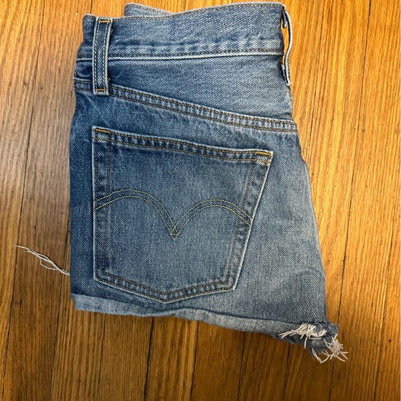 Levi’s Rolled Hem Shorts - Picture 2 of 2